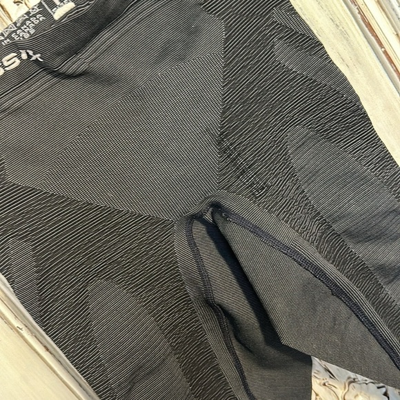 ZOOT Compress RX Active Made n Canada Compression Capri Leggings Running Lifting - Picture 4 of 11